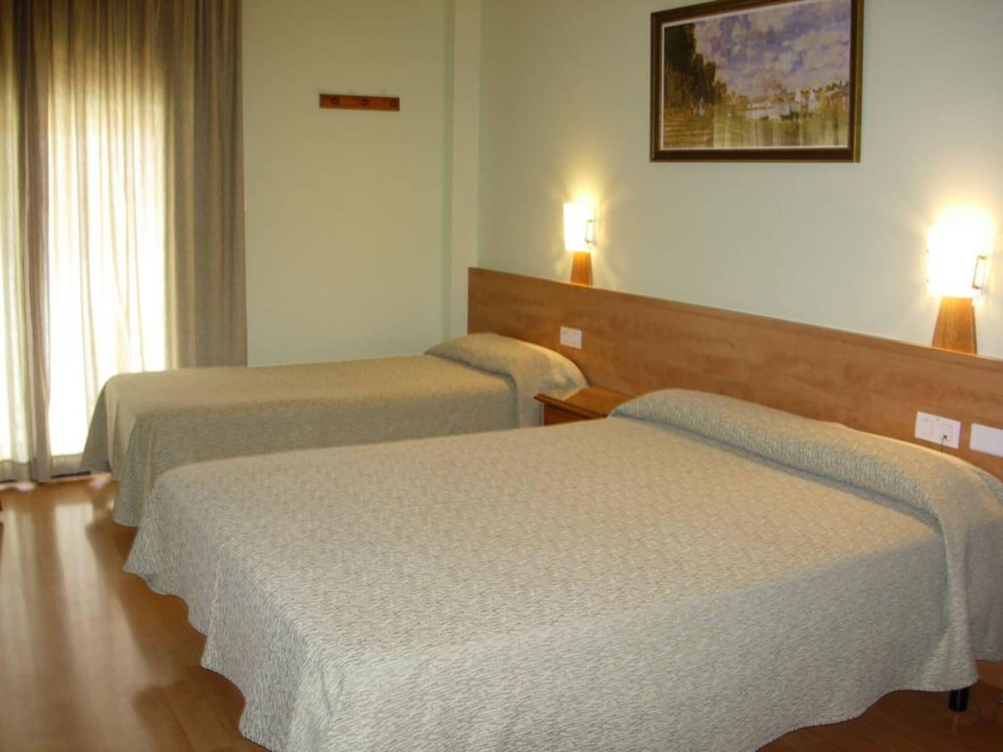 Hotel Flora Parc Castelldefels Εξωτερικό φωτογραφία