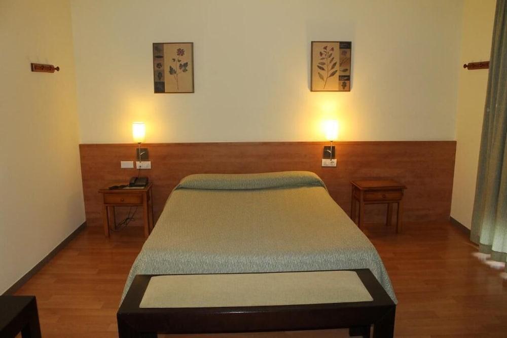 Hotel Flora Parc Castelldefels Εξωτερικό φωτογραφία