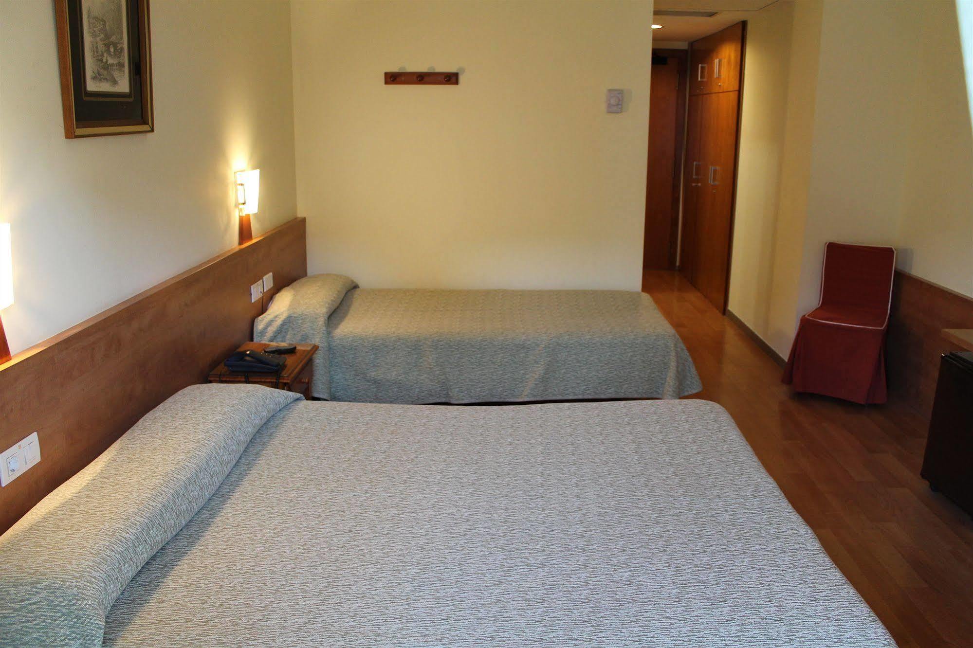 Hotel Flora Parc Castelldefels Εξωτερικό φωτογραφία