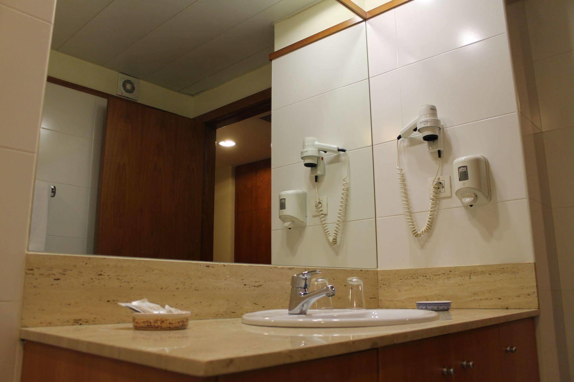 Hotel Flora Parc Castelldefels Εξωτερικό φωτογραφία