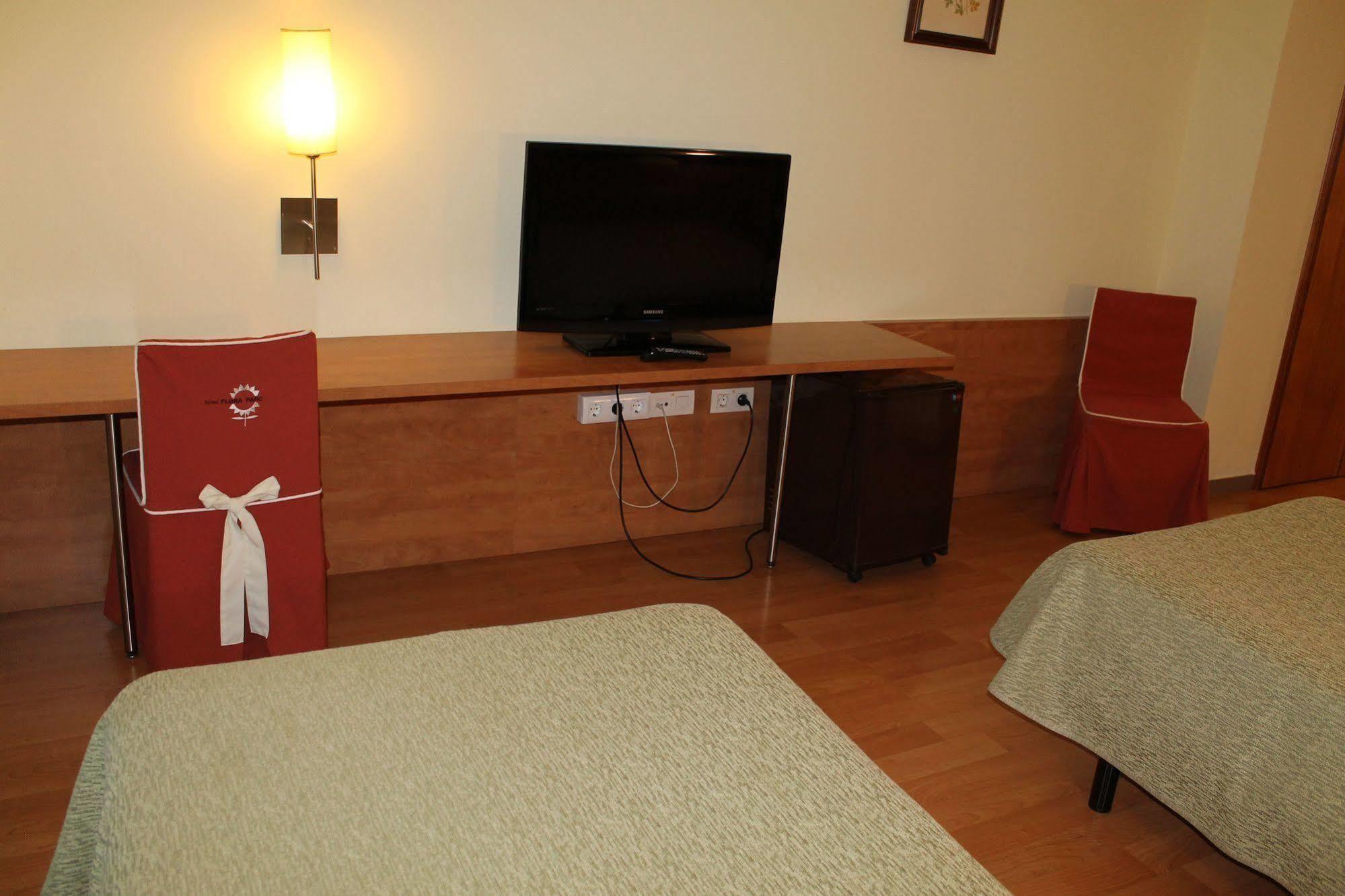 Hotel Flora Parc Castelldefels Εξωτερικό φωτογραφία