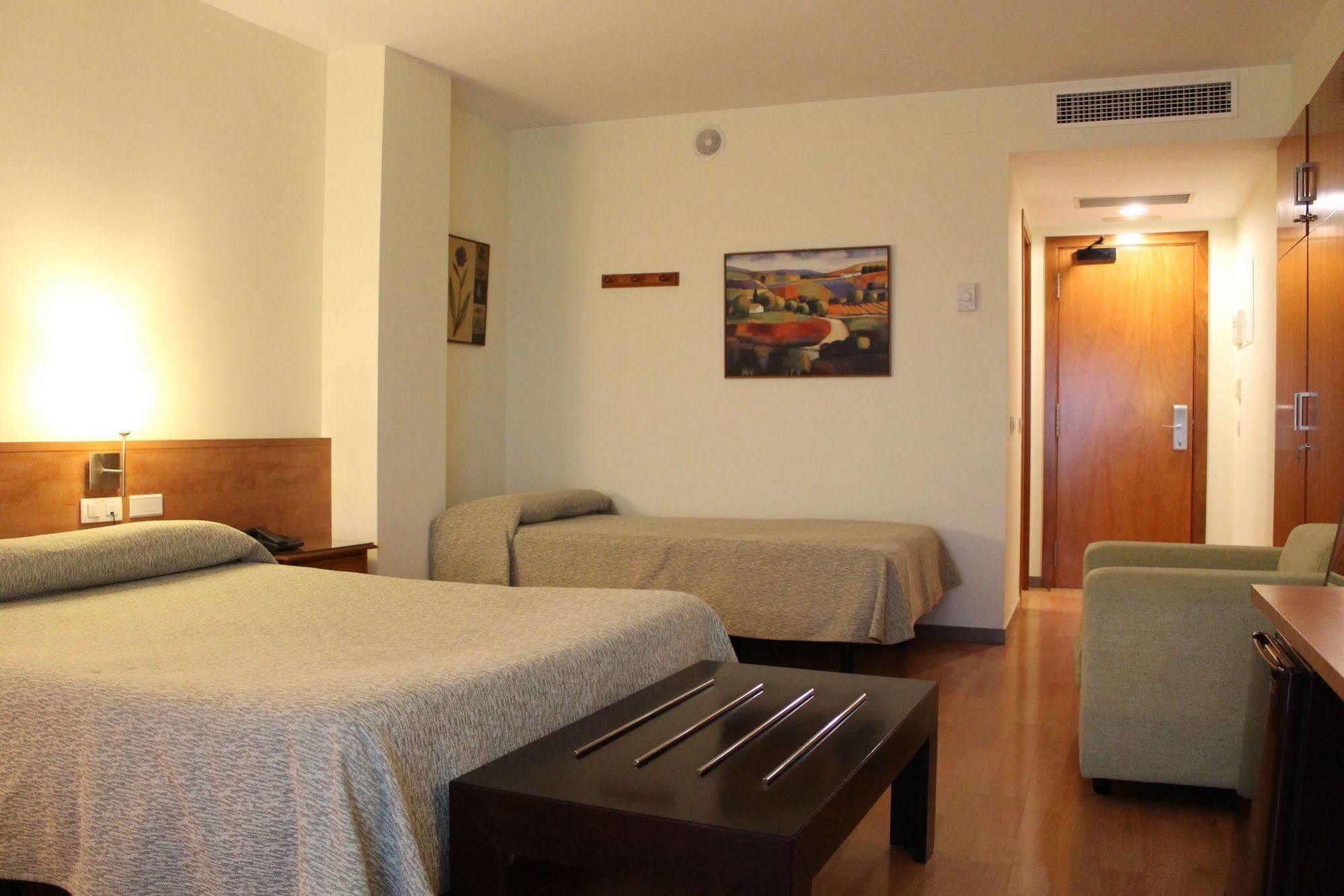 Hotel Flora Parc Castelldefels Εξωτερικό φωτογραφία