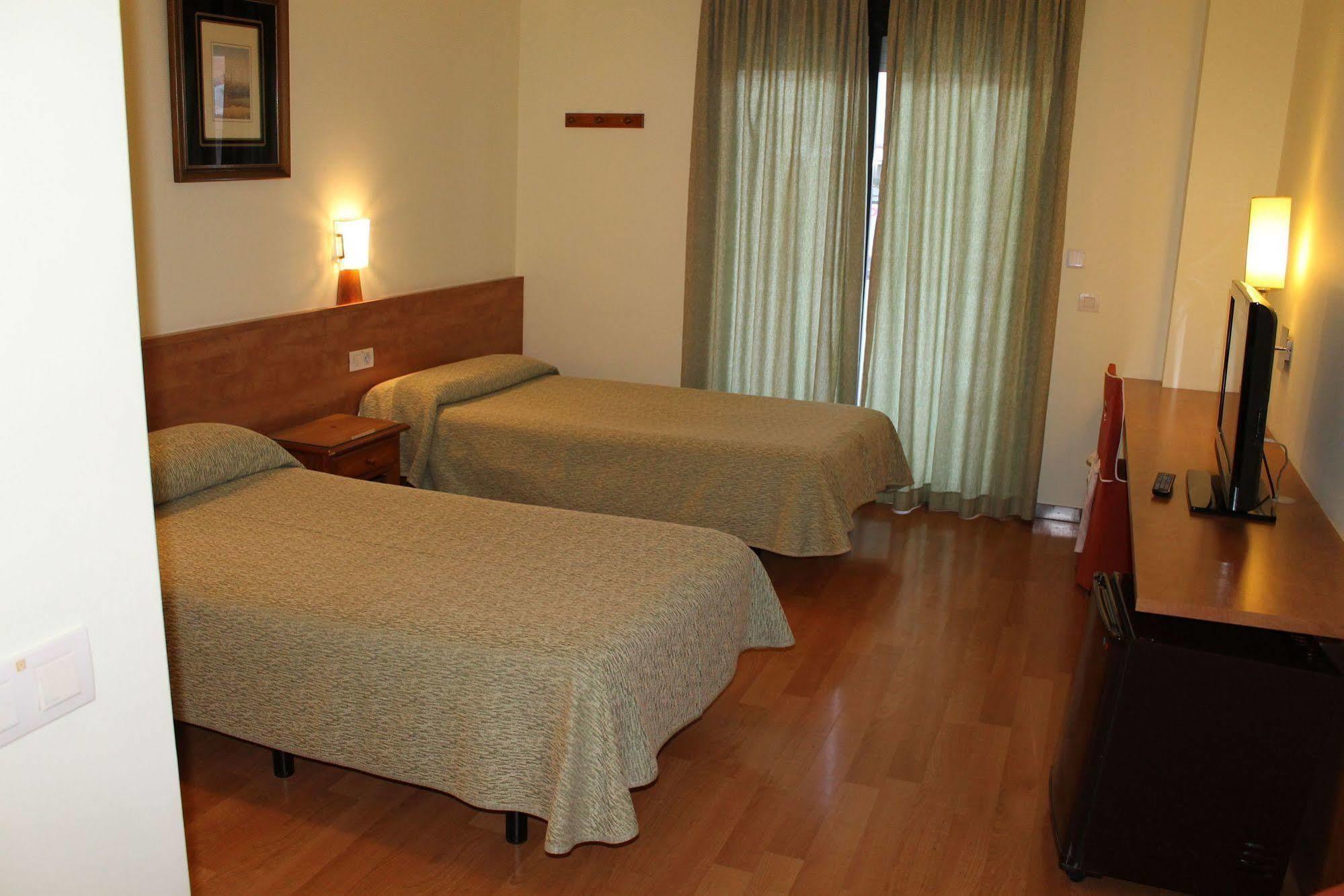 Hotel Flora Parc Castelldefels Εξωτερικό φωτογραφία